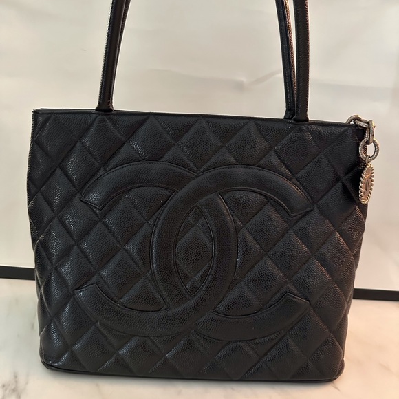 CHANEL Medallion Shoulder Bag Medium Black Leather Caviar Tote Quilted - Picture 2 of 14